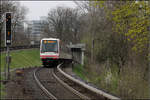 . Abzweig -

Ursprünglich war die Hochbahnstrecke nach Großhansdorf und Ohlstedt in Barmbek an den Ring angeschlossen. In den fünziger und sechziger Jahre wurde vom Jungfernstieg über Messberg, Hauptbahnhof und Wandsbek eine weitgehend im Tunnel verlaufende Neubaustrecke gebaut. An der Station Wandsbek-Gartenstadt (Bild) schließt diese Strecke an die bestehende Strecke an. So wurde aus der Innenstadt eine direktere Verbindung zu dieser langen Außenstrecke geschaffen und die U1 wird seither über die neue Strecke geführt. Die Strecke von Barmbek her endet jetzt in der viergleisigen Haltstelle Wandsbek-Gartenstadt.

Das Bild zeigt einen Zug der U1, der die Station verlassen hat und auf den Weg zur Tunnelstrecke noch die beiden älteren Gleise der U3 unterfahren muss.

12.04.2013 (M)