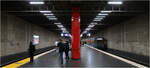 Der Reiz des Rohen - 

1971 wurde der erste Streckenabschnitt der Münchner U-Bahn von Kiefergarten über Marienplatz zum Goetheplatz eröffnet. Gestalterisch sind die Stationen in die Jahre gekommen und so sollen sie nach und nach modernisiert werden. 

Im Bahnhof 'Giselastraße' wurden die Wand- und Deckenverkleidungen vor einiger Zeit schon entfernt und die Station wartet seither auf die Umgestaltung. Aber dieser Zustand hat durchaus seinen Reiz mit den roten Mittelstützen als einzigem Element im vorherrschenden Sichtbeton. Oben hängt noch die Konstruktion für die vorher abgehängte Decke, aber der Raum hat sich nach oben angenehm ausgedehnt. 

Von den Münchner Architekten Allmann Sattler (die auch die Planer der Karlsruher U-Stationen sind) gibt es eine Machbarkeitsstudie für die Umgestaltung der Station. Hierbei soll der Sichtbeton sichtbar und die höhere Raumhöhe erlebbar bleiben. An der Decke soll ein räumliches Lichtobjekt einen Akzent setzen. Die roten Fliesen der Stützen bleiben erhalten.
https://www.allmannwappner.com/de/projekte/9184/n-a

09.11.2022 (M)