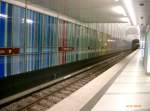 Den farbenfrohen und hellen Bahnhof fhrt die Linie U2 an (Feldmoching-Messestadt Ost).