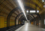 Der U-Bahnhof fürs Oktoberfest -  

Die Station  Theresienwiese  wurde in NÖT (bergmännische Bauweise) erstellt und wurde am 10.März 1984 eingeweiht. Hier fahren die Linien U4 und U5. Architekt: Freiherr von Blanca. 

München, 05.01.2005 (J)