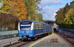 C2 7735 fährt in Studentenstadt ein. Im Zuge des Jubiläums 50Jahre U-Bahn München wurden 2 Triebzüge je ein Kopf im alten Lackschema foliert. 

München 23.10.2021