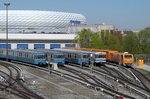 Fünf Fahrzeuge vor dem Fröttmanninger Tore am 19.04.15: Links Museums-Tw 093, rechts `Schlucki´ der Blas-Sauger bei der MVG