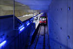 U-Bahnhof Gustav-Adolf-Straße -    Blaulicht umrahmt den U-Bahnzug in der Station Gustav-Adolf-Straße in Nürnberg.