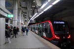 Der neue U-Bahnzug vom Typ G1 - 

... der U-Bahn Nürnberg. Diese Züge sind für die nicht automatisierten Linien U1 und U11 gedacht und über alle vier Wagenteile durchgängig. 
Hier kurz vor der Abfahrt in der oberen Ebene der Station Plärrer.

18.01.2022 (M)