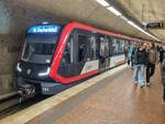 U-Bahn Nürnberg Zug 484 auf der Linie U1 nach Eberhardshof an der Lorenzkirche, 30.10.2023.