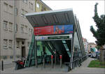 U3, Maxfeld - 

Direkter Zugang zum Bahnsteig von der Oberfläche aus in archtektonisch aufwändiger Bauweise. 

Nürnberg, 28.06.2008 (J)