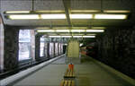 Opernhaus, Linie U2 (1988) -     Blick in die Bahnsteighalle des seitlich offenen U-Bahnhofes.