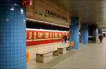 Frankenstraße,U1/11 (1974) - 

Hier endete ab 1974 für ein Jahr die U-Bahn von Langwasser her kommend. Die Bahnhöfe wurden durch unterschiedliche Farben der Kacheln diffenziert. Zunächst wurden bei der U-Bahn Nürnberg noch Zugabfertigungsstände eingebaut, im Hintergrund erkennbar. 

04.03.2006 (M)