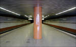 Hasenbuck, Linie U1/11 (1974) - 

Die ersten U-Stationen in Nürnberg waren reine Zweckbauten. Er liegt am Beginn der Innenstadttunnelstrecke, daher der Lichteinfall von hintern bei der Aufnahme. 

04.03.2006 (M)