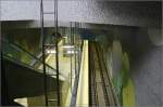 Wöhrder Wiese, Linie U2 (1990) - 

Der Bahnsteig liegt unter der Pegnitz. Unter dem Fluß ist der Bahnsteigdecke recht niedrig, während sie an beiden Enden sich der Raum hallenartig zu den Zugangsebenen öffnet. Am südlichen Zugang (Foto) steigt die Decke stufenförmig an, mit eingebauten Oberlichtern. Die Ausgestaltung entspricht wieder den bisherigen Stationen. 

04.03.2006 (M)