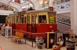 Strassenbahn Hamburg: Der letzte Strassenbahn-Triebwagen Hamburgs, der V6E 3642 aus dem Jahre 1952 in einer Bauhaus-Filiale in Hamburg ausgestellt und verewigt am 15. Oktober 2015. Hergestellt wurden diese Triebwagen von den Fahrzeugwerkstätten Falkenried.
Foto: Walter Ruetsch