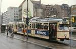 Als der Tw 270 mit zweiachsigem Beiwagen am 27.04.1985 vor dem Hauptbahnhof auf Fahrgäste wartet, bleibt den Kielern nur noch eine Woche Zeit, auf Schienen in Richtung Fähre Holtenau zu