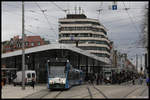 Der Königsplatz in Augsburg ist ein großer Verkehrsknoten mitten in der Stadt und eine sehr rege Tram Bahn Haltestelle.