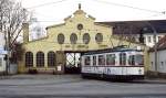 Vor der ehemaligen Wagenhalle Kriegshaber steht GT5 536 als Linie 2 abfahrbereit in Richtung Hauptbahnhof (Anfang April 1988).