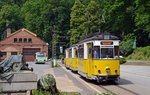Eine Kirnitzschtalbahn, welche am 16.06.16 vom Bad Schandauer Kurpark zum Lichtenhainer Wasserfall unterwegs war, passiert hier das Depot der Kirnitzschtalbahn, welches zeitgleich auch das Busdepot