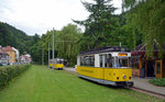 Am 16.06.16 setzt diese Kirnitzschtalbahn an der Haltestelle Kurpark in Bad Schandau um.
