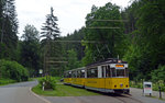 Hier wartet diese Kirnitzschtalbahn an der End- und Ausgangshaltestelle Lichtenhainer Wasserfall am 16.06.16 auf die Abfahrt nach Bad Schandau.