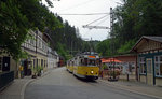 Eine Kirnitzschtalbahn verlässt am 16.06.16 den Lichtenhainer Wasserfall und beginnt nun die Fahrt zum Kurpark Bad Schandau.