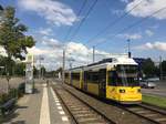 Eine BVG Tram der Linie 18 an der Station Landsberger Allee/Blumberger Damm.