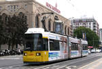 13. August 2014, Berlin, Zug 1095 der BVG (AEG Großraum-Gelenk-Niederflurwagen) vor dem Friedrichstadtpalast.  