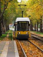 BERLIN, 18.10.2008, Straßenbahnzug 2042 der BVG als MetroTram M10 nach S+U-Bahnhof Warschauer Straße bei der Einfahrt in die Haltestelle Arnswalder Platz