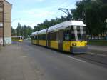 Berlin: Straenbahnlinie 27 nach Weiensee Pasedagplatz an der Haltestelle Hohenschnhausen Hauptstrae/Rhinstrae.