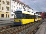 Berlin: Straenbahnlinie M17 nach Falkenberg an der Haltestelle Schneweide Rummelsburger Strae/Edisonstrae.