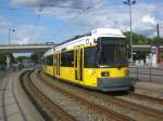 Berlin: Straenbahnlinie 27 nach Weiensee Pasedagplatz an der Haltestelle Schneweide Rummelsburger Strae/Edisonstrae.