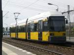 Berlin: Straenbahnlini M4 nach S-Bahnhof Hackescher Markt an der Haltestelle Hohenschnhausen Feldmannstrae.