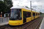 BERLIN, 19.07.2009, Straßenbahn der neuesten Generation als MetroTram2 in Richtung Am Steinberg an der Haltestelle Prenzlauer Allee/Ostseestraße