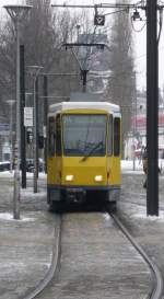 Dieser Tatra-Zug hat gerade die Stadtbahn unterquert und wird nach einer Rechtskurve gleich die Einstiegshaltestelle am Hackeschen Markt erreichen.