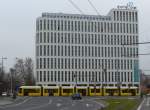 Schlitzfenster dominieren die Architektur rund um den Berliner Hauptbahnhof, zusammen mit neuen Straßenbahnen ergibt sich ein interessantes Bild.