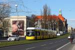 Eine Straßenbahn der Bauart Flexity 9028 auf der Linie M5 in der Invalidenstraße kurz vor der Einfahrt in die Haltestelle Hauptbahnhof am 16.04.2015.