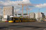 Eine Straßenbahn der Bauart Flexity 9003 vor der „Hotel-Skyline“ auf der Linie M5 in der Invalidenstraße kurz nach Verlassen der Haltestelle Hauptbahnhof am 01.05.2015.