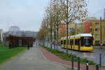 Seit 2006 verkehrt die Straßenbahnlinie M10 auf der Bernauer Straße entlang der Gedenkstätte Berliner Mauer, hier ist Tw 4033 am 17.11.2015 unterwegs.