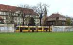 Nur noch wenige Mauerreste sind an der Bernauer Straße vorhanden, die Lücke gibt den Blick auf einen Flexity frei, der am 17.11.2015 in Richtung Hauptbahnhof unterwegs ist, im Hintergrund