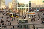 Zwei Flexitys auf der Linie M 4 begegnen sich auf dem Alexanderplatz in Berlin.