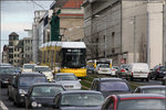 Auf grüner Trasse an den Autos vorbei -    Die Neubaustrecke der Berliner Straßenbahn in der Invalidenstraße vom Naturkundemuseum zum Hauptbahnhof wurde 2014 eröffnet.