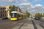 Die Straßenbahn Flexity 4017 (Bombardier/2013/F6Z 11) auf der Linie M 10 erreicht die Station Hauptbahnhof.