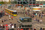 Die Straßenbahn Flexity 9033 (Bombardier/2015/F8Z 11) auf der Linie M 4 am Alexanderplatz.