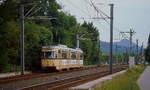 Auf der Linie 64 ist der Tw 414 der Bonner Straßenbahn im Sommer 1992 von Oberkassel zum Hauptbahnhof unterwegs, im Hintergrund der Drachenfels