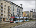 Trambahn Wagen 1458 der Linie 1 ist hier am 5.2.2024 um 13.27 Uhr in Höhe des Penta Hotels in Richtung Braunschweiger Schloss bzw. Stadtmitte unterwegs.