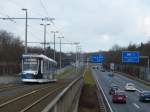 Straßenbahn auf der Autobahn.