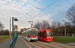 . Vielfalt bei der Braunschweiger Straenbahn – Die Wendeschleife an der Endhaltestelle Weserstrae der Linie M 3 bietet die Mglichkeit zwei verschiedene Fahrzeuge der Braunschweiger Verkehrs-GmbH nebeneinander zu fotografieren. Rechts der Alstom NGT8D mit der Nummer 0759 aus dem Jahr 2007 und links der LBH GT6 mit der Nummer 8155 aus dem Jahr 1981. Wenn man genau hinschaut, kann man sogar das Baujahr der Fahrzeuge schon aus den Nummern herauslesen.  03.01.2015 (Hans)
