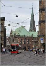 Bahn und Bremer Rathaus -     Eine Straßenbahn in der Bremer Innenstadt.