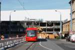 Am 29.09.2011 steht Variobahntriebwagen 411 der Citybahn Chemnitz vor der Baustelle des Durchbruches in den Chemnitzer Haupbahnhofes.