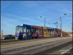 Am sonnigen 24.11.06 saust Tram 148 mit Ganzwerbung ber die Cottbuser Bahnhofsbrcke.