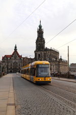 Ein Straßenbahnzug der Linie 4 überquert am Abend des 03.04.2016, vor der Kulisse von Residenzschloß und Hofkirche, die Dresdener Augustusbrücke mit Fahrziel Radebeul West.