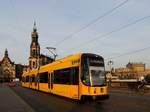 2632 als L5 nach Kaditz, im Rennen mit KFZ und Radfahrer auf der Augustusbrücke in Dresden; 140610