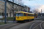 Tatra T4D Schienenschleifwagen (201 002) verlässt die Haltestelle S-Bahnhof Freiberger Straße.